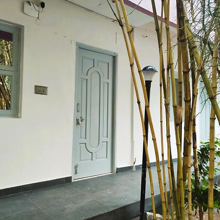 The Well Beach Side Guest House Ауровиль Экстерьер фото